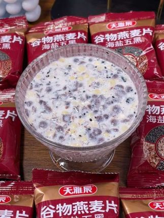 早餐别总是喝白粥了,试试这个海盐五黑燕麦片。 它里面添加了黑豆、黑芝麻、黑米、黑燕麦等多种黑谷物,没有添加白砂糖。只需热水一冲就可以喝浓浓的谷物香,咸香软糯有嚼劲,满满的膳食纤维,管理期的姐妹也可以放心喝。 #五黑 #燕麦片 #早餐吃什么 #管理期吃什么 #膳食纤维