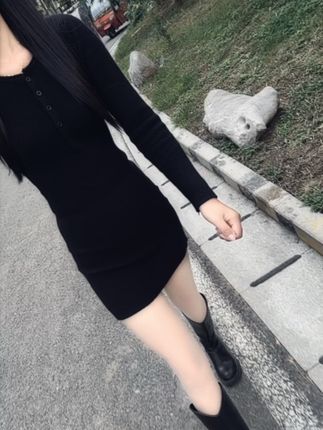 女人最美的样子,不是花枝招展,不是性感 妖娆,而是面对琐碎的生活,依然有纯真的笑容,生活百般滋味,人生需要笑着面对·#穿搭#显瘦穿搭 #早秋新品