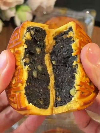 传统黑豆沙月饼,松软的外皮包裹着细腻醇香的黑豆沙,还有满满的核桃果仁,一口下去甜而不腻真的好好吃!#老式月饼 #黑豆沙月饼 #月饼 #中秋