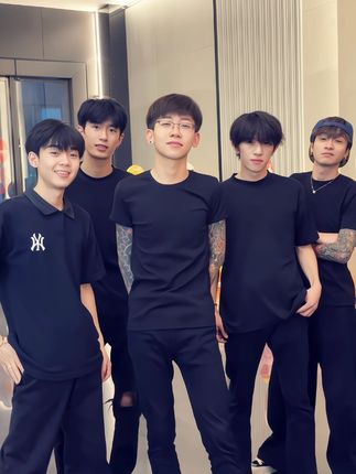 今天不喊麦了 给老铁们跳个手势舞吧