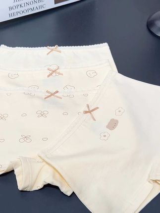 女孩子贴身穿的小内裤一定要定期更换,A类精梳棉面料更加的柔软细腻,吸汗又透气,贴身穿亲肤又干爽,弹力大不夹屁屁不勒腿,图案花色还有好多,快给女儿去挑一组吧!