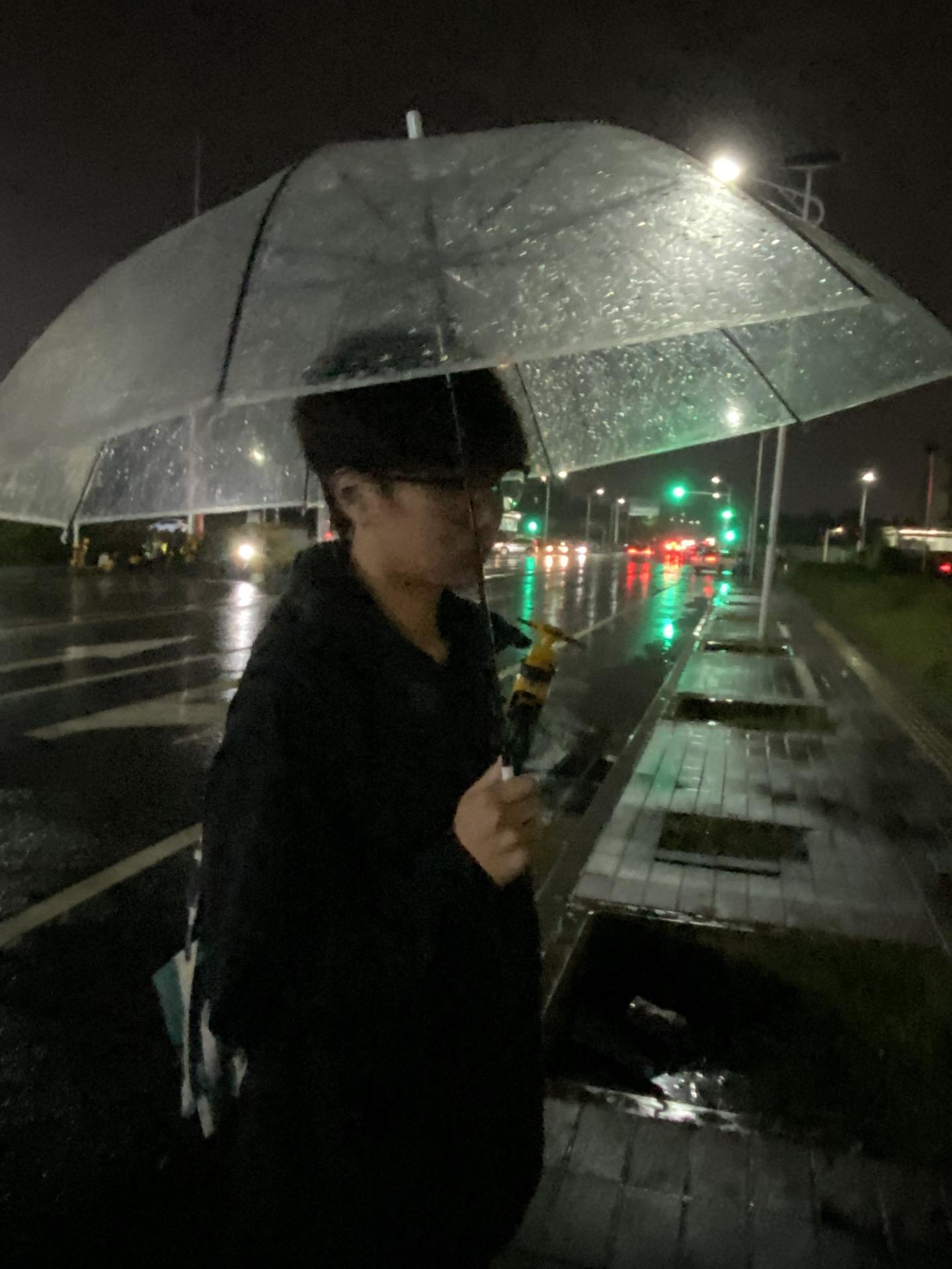 #最美的不是下雨天 是与你一起躲过的屋檐#下雨☔️