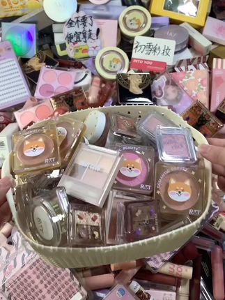 赶快来吖！冲了！这里好多好多的化妆品，速来直接拿了～ 早上7.30开始，超多美妆。公主们快快 直接全拿走！#假睫毛#唇釉#粉底液#假睫毛#平价彩妆