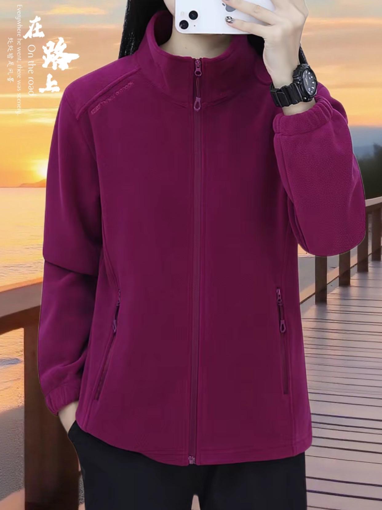 秋冬女款大码奥粒绒徒步登山外套,甄选高品质奥粒绒面料,绒毛密实丰盈,锁温防寒性能卓越,轻松抵御秋冬户外低温侵袭。宽松大码版型,对各类身形友好,无束缚感更自在,兼顾休闲日常与徒步登山场景。利落剪裁勾勒气质轮廓,简约设计中暗藏细节,低调不失格调。触感软糯亲肤,穿着舒适无摩擦感,且具备优异抓绒特性,吸湿透气不闷汗。无论是山间徒步的活力探索,还是城市通勤的日常穿搭,都能让你在保暖的同时,尽显优雅从容的时尚态度。#奥粒绒外套 #秋冬穿搭 #大码女装 #藏肉显瘦穿搭 #谁穿谁好看系列 @抖加🔥上热门🔥dou+🔥热点宝