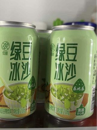 哎呦,大夏天的快乐就靠这罐绿豆冰沙,真的好喝到离谱,现在到手一箱八罐才这个价,算下来比奶茶便宜太多了。精选优质绿豆为原料,文火慢熬成沙。入口,绿豆,清香在口中肆意,口感丝滑绵密,甜度恰到好处,冷冻后再喝,宛如吃绿豆冰淇淋,还没喝过的,这划算真得尝尝!#绿豆冰沙#夏日饮品 #解腻饮料 #好喝不贵