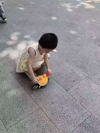 这个逃跑螃蟹也太受欢迎了吧,小朋友抢着玩#儿童玩具 #自动感应逃跑螃蟹 #螃蟹玩具 #双十一