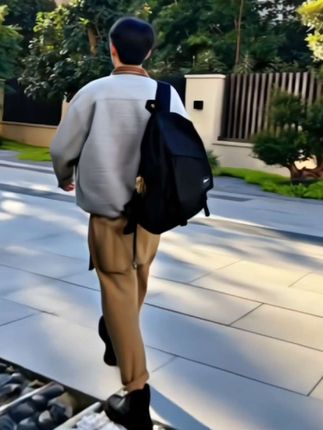 特步休闲男生初中生2025新款时尚大容量双肩是旅行背包高中大学生书包,巴香好物#户外运动穿搭#双肩背包 #大容量双肩包#大容量书包#防水书包