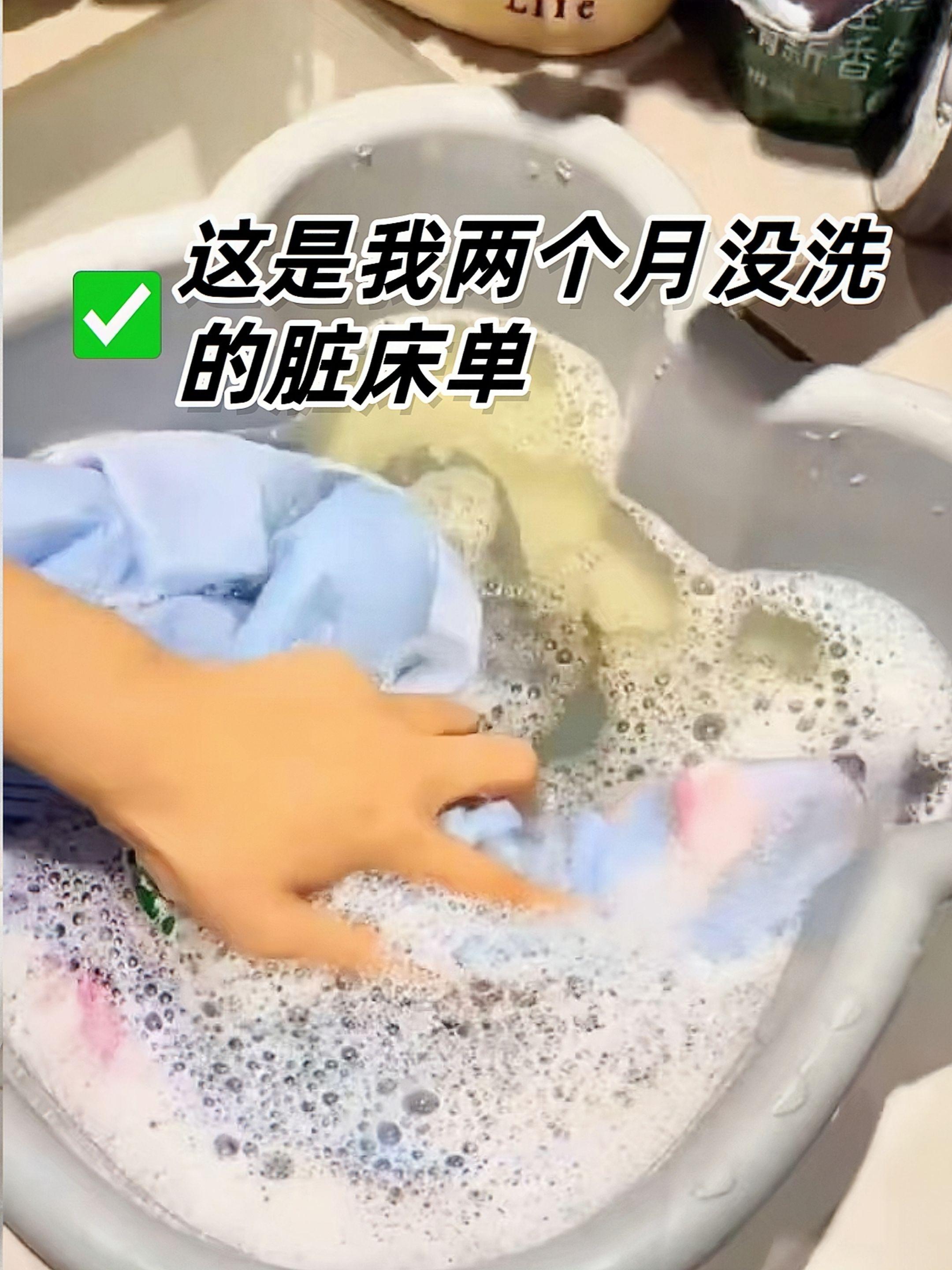 姐妹们看过来!白衣服发黄发霉别丢,用#活力28校服净 顽固污渍一洗就净。汗渍、果渍、书包鞋袜脏污都能处理,活氧去渍护衣,衣物焕亮超省心!#生活小妙招 #污渍轻松去除 #校服净 #自用好物分享