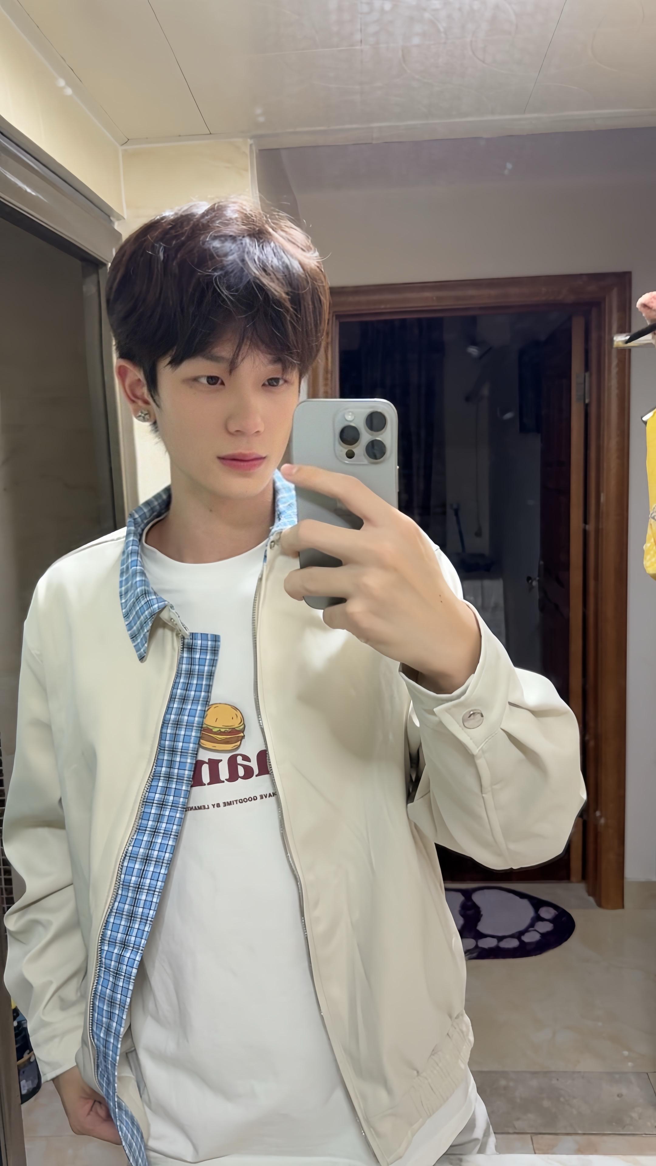 喜提八天小长假!回家爽!#男大 #穿搭 #对镜子拍 #天蝎#我又心动了