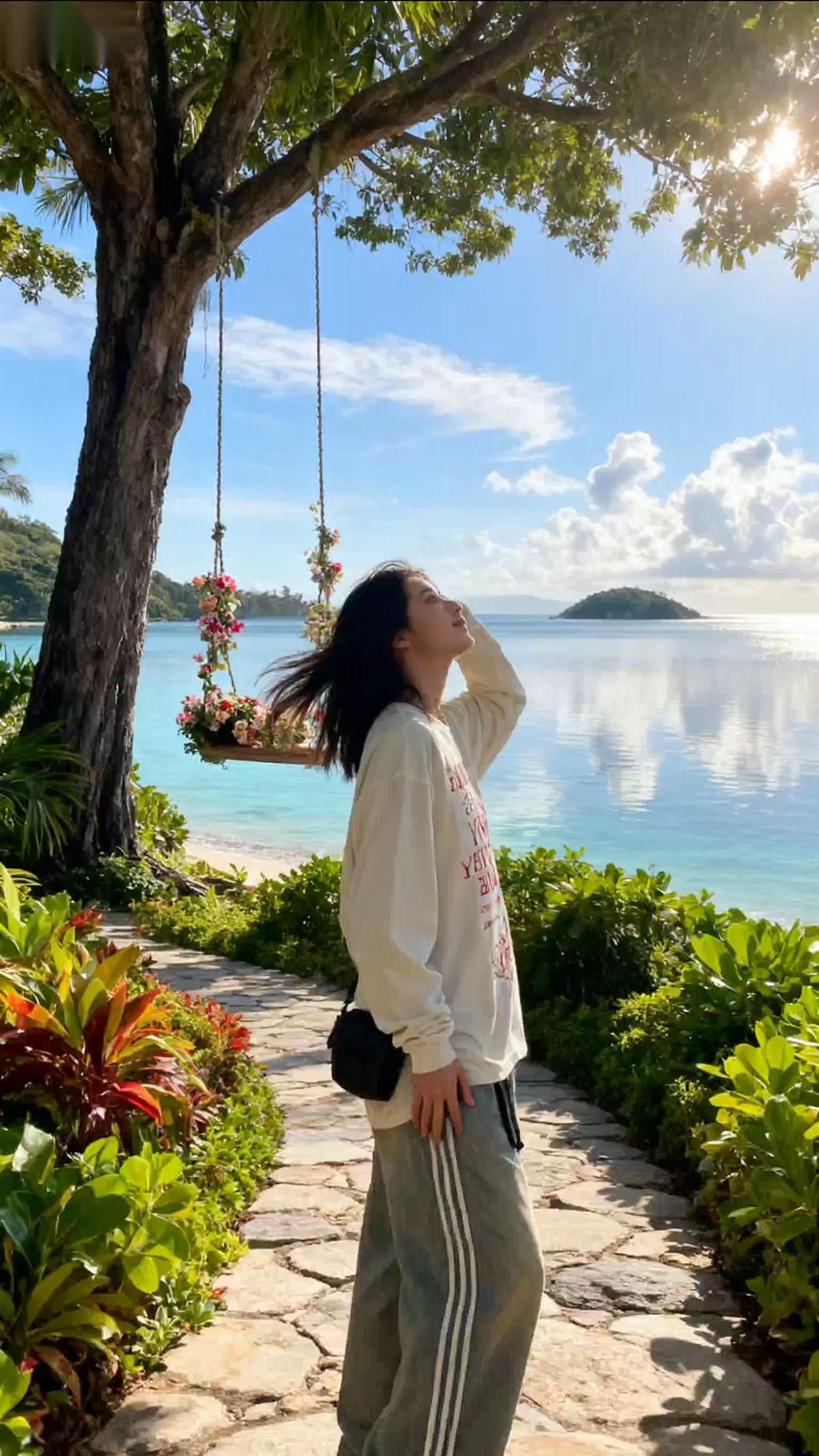 《旧乐谱的批注》 陈默在母亲的钢琴谱里,发现陌生的批注:“这里要轻一点,像春风拂过。” 她找音乐老师辨认,老师说:“这是你母亲的初恋李老师的字迹,他 1988 年去世,生前总说你母亲的琴弹得最好。” 乐谱最后一页,夹着张合照,母亲和李老师在钢琴前微笑,批注写着:“永远为你伴奏。”