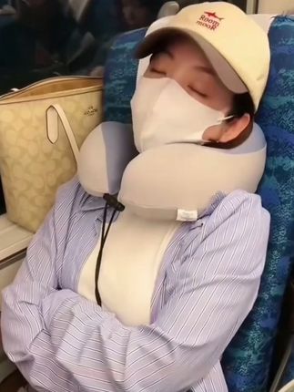 #创作灵感 出门旅行戴上U型护脖枕真的不要太舒服!办公或者在家都可以戴,不戴的时候方便收纳不占地方#护颈枕 #出差旅行必备#携带方便#出门必备