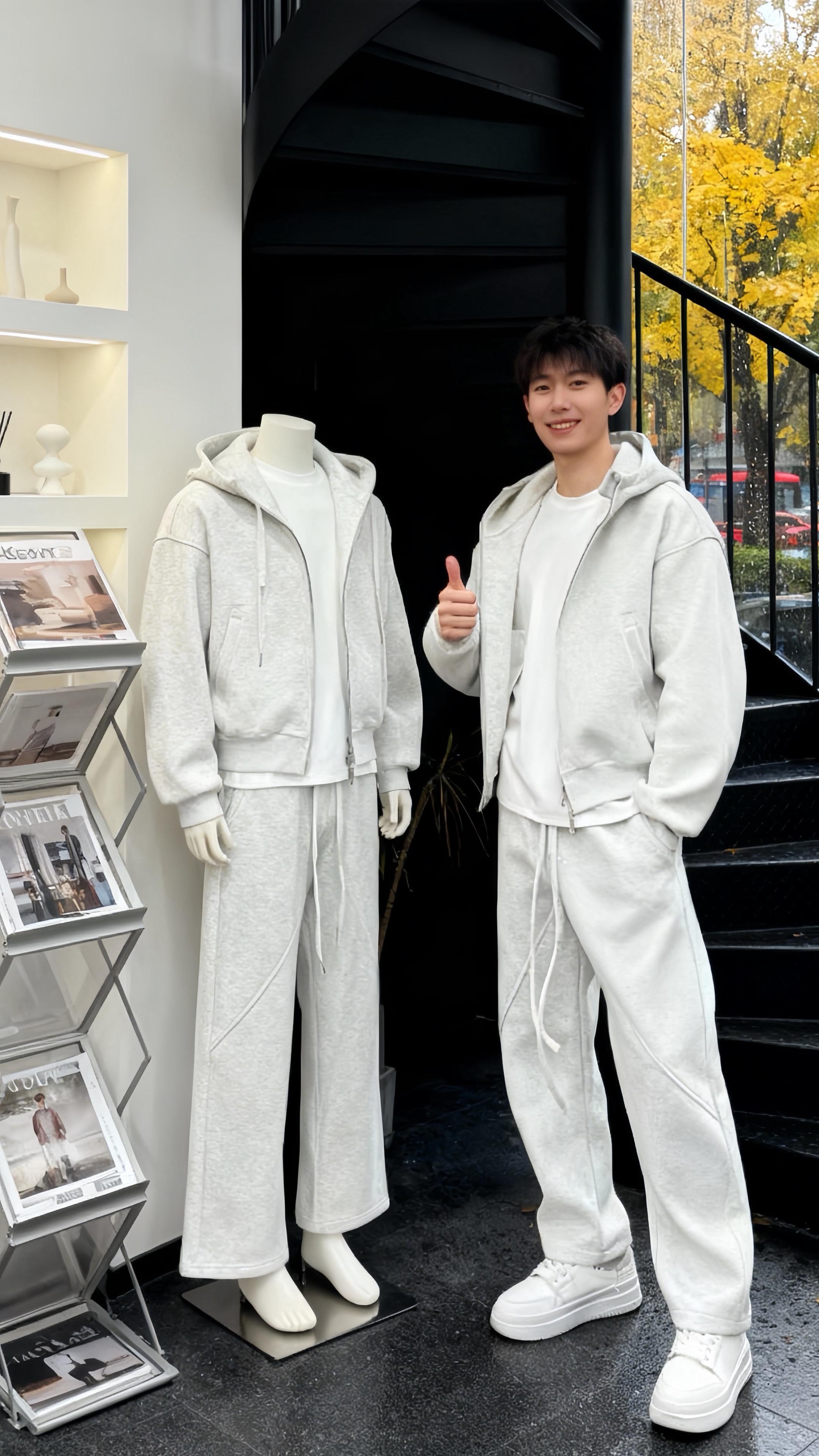 灰色卫衣套装的生活碎片。林宇的灰色卫衣是他的“情绪铠甲”,也是生活的记录者。 在买手店,他对着同款穿搭的模特竖起大拇指,镜片后的眼睛亮闪闪,像找到穿搭灵魂伴侣的孩子。转身在工业风咖啡馆,他撸着邻座的斑点狗,手机屏幕亮着,是刚拍下的卫衣穿搭照,准备分享给穿搭群的伙伴。 午后,他抱着冰美式靠在海景咖啡馆的黑柜台,窗外黄叶与海浪共舞。投影幕上是他 earlier 的身影,仿佛在和另一个自己对话。 这件灰色卫衣陪着他穿梭在城市角落,从时尚探索到温柔撸狗,再到海景放空,把日常碎片织成了独属于他的、随性又闪光的生活诗。#卫衣穿搭 #秋冬穿搭 #面料柔软舒适 #品质男装 #男士必备 @DOU+上热门 @抖加🔥上热门🔥dou+🔥热点宝 @上热门🔥🔥🔥