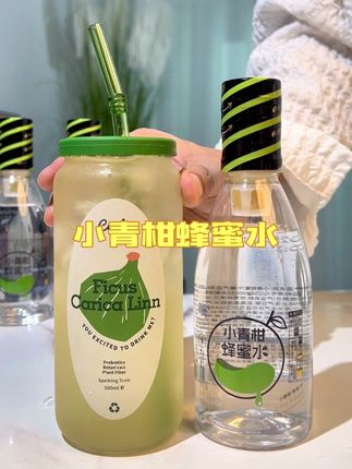 经常半夜找水喝的太需要它了!尤其熬了个大夜和宿醉后的早上来上一瓶也太舒服了~配料就只有蜂蜜果汁和水,酸甜比例刚刚好,清润甘甜真的巨好喝!#蜂蜜水 #荆品蜂蜜水 #柠檬蜂蜜水 #百香果蜂蜜水 #小青柑蜂蜜水