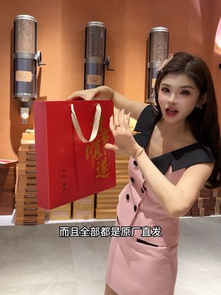 真的不敢想这个高档月饼礼盒还是满面烫金的人只要个位数,任何人错过这款月饼礼盒,我都会伤心的,不得不说烘焙包装还是太卷了 ,最后一波现货库存了,宝宝们抓紧冲吧#月饼礼盒#礼盒#中秋节#送礼#福利