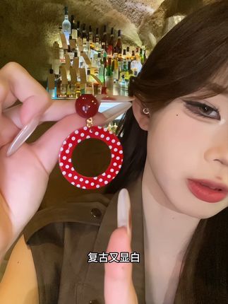 戴上就很喜欢的古早风耳饰~安可拉红的配色,复古又显白,气质简约又时髦#首饰分享 #耳饰 #甜妹