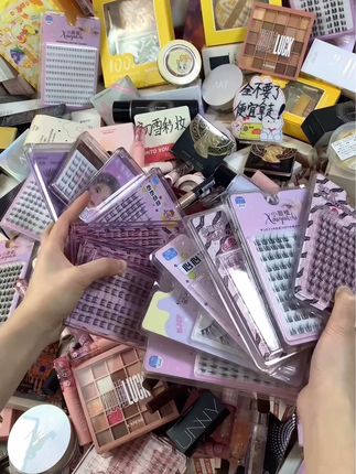 来拿来拿！快冲鸭～好多好多各种化妆品都有！ 速来拿了，早上7.30开始。超多的美妆应有尽有，快 直接拿走！#平价彩妆 #假睫毛#唇釉#粉底液#散粉