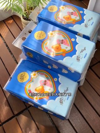 哇啊啊!清风居然出了与wigglewiggle的联名款挂抽耶!真的给我可爱晕了!包装好看就算了品质也没得说!大品牌的趁划算赶紧囤#清风 #wigglewiggle #柔软让世界出彩 #悬挂抽纸