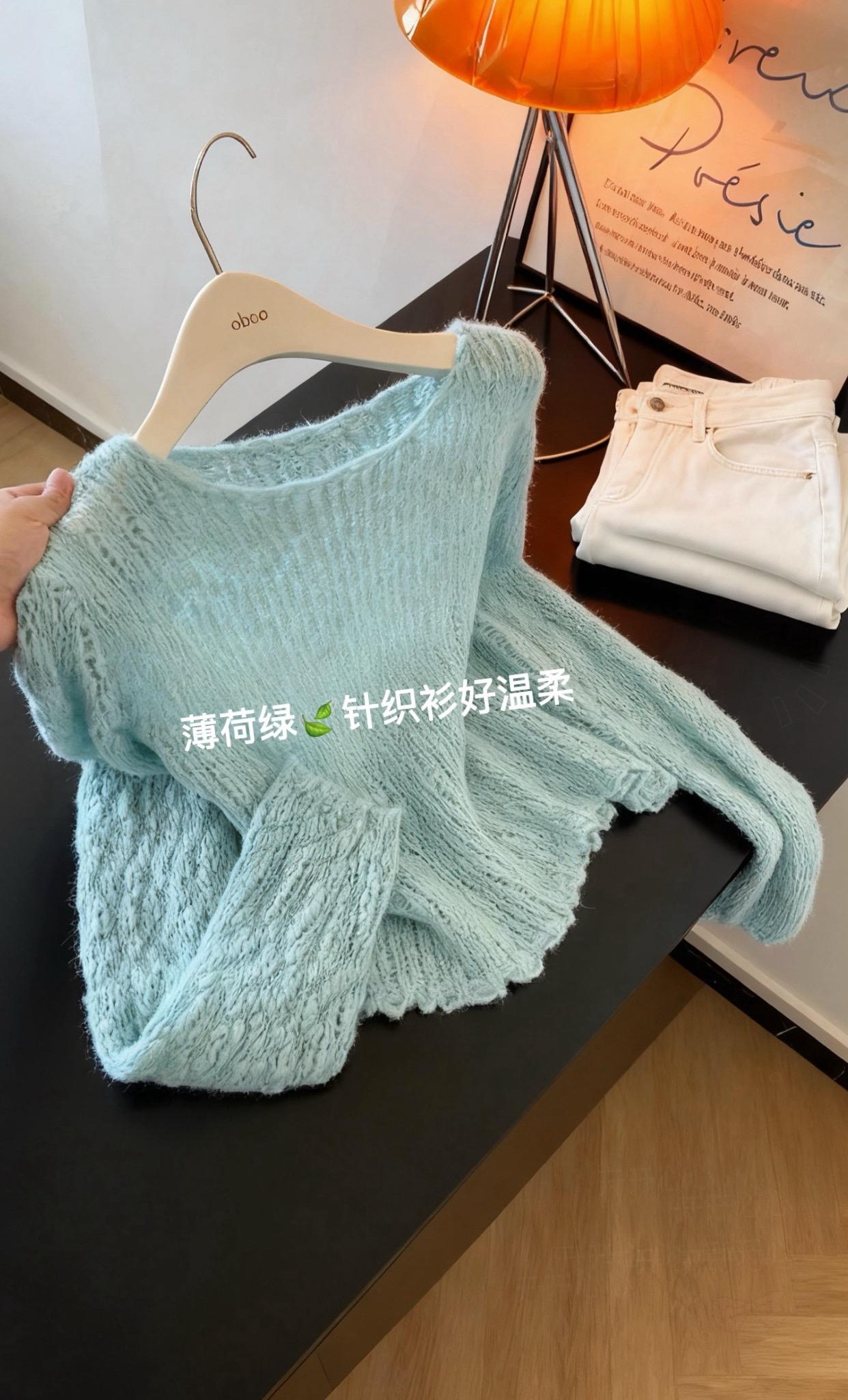 《秋日薄荷绿🍃|温柔到心坎里的针织衫》“是谁把薄荷绿的温柔织进毛衣里了?! 软糯糯的针织触感,像被云朵轻轻裹住~宽松版型对各种身材都友好,早秋单穿清爽又吸睛,天冷搭外套当内搭也很绝;若隐若现的针织纹理透着精致感,穿上整个人都温柔得像杯「薄荷气泡水」,连空气都变甜啦~ #早秋温柔穿搭 #薄荷绿针织衫 #氛围感毛衣 #秋日治愈系穿搭 #软糯系上衣