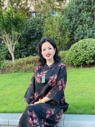 美,不是为了取悦世界,而是为了让自己欢欣。每一刻的精致,都是对生活的热爱与尊重。#香云纱连衣裙 #国风古韵 @DOU+小助手