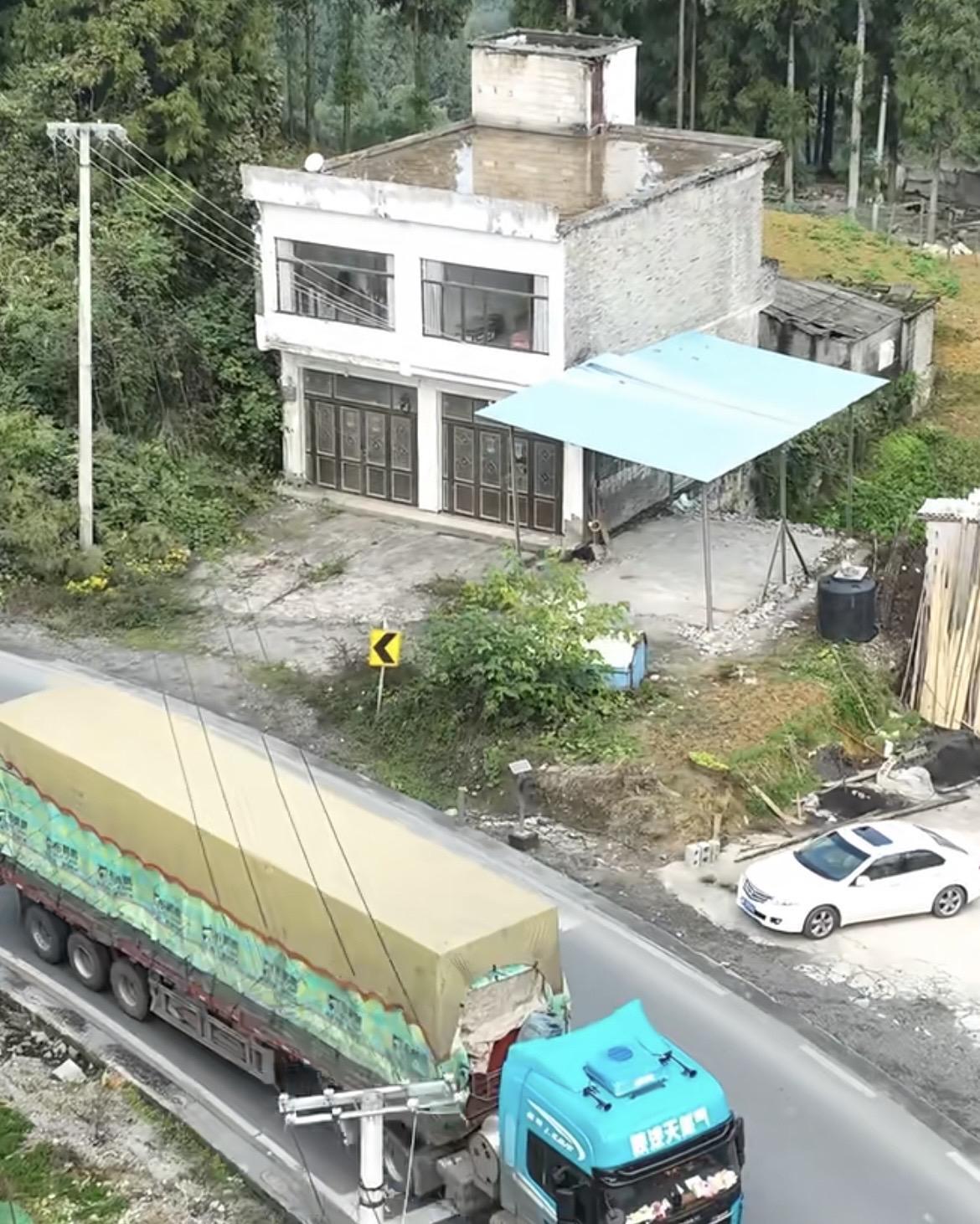 在贵州省毕节市大方县官田水库附近,有一栋在当地颇为著名的二层小楼,被称为"官田鬼屋"。这栋民宅自建成后,便流传出许多令人匪夷所思的传闻。 据传说,入住者会在二楼睡觉,早上醒来却发现衣服鞋子跑到了一楼或其他房间;一楼的物品也会莫名其妙地出现在二楼。更诡异的是,有人声称自己明明在二楼就寝,醒来却发现自己躺在了一楼,甚至有人睡到了屋子外面。深夜里,已经关闭的电视会自行打开,发出声响,有租户反映,在屋内会听到物品异动的声音、脚步声、说话声,甚至厨房的洗碗声,但四处查看却找不到声源。这些现象导致租户不敢久住,据说没有一户人家能居住超过一年,大多在中途就无声无息地搬离了。 #官田鬼屋 #灵异#都市传说