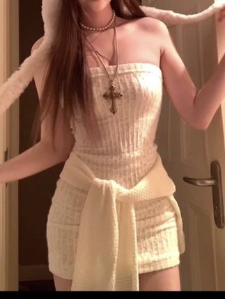 白色抹胸连衣裙子秋季新款辣妹穿搭包臀短裙套装#辣妹穿搭 #优雅气质 #度假穿搭 #我又心动了 #时髦