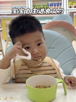 想要让宝宝学会自主进食,选一对趁手的勺叉很重要,看看#如山 这款,316的勺头搭配软硅胶的手柄,宝宝好抓握,轻松就能把食物吃进嘴里#自主进食 #辅食工具 #宝宝吃饭 #母婴好物
