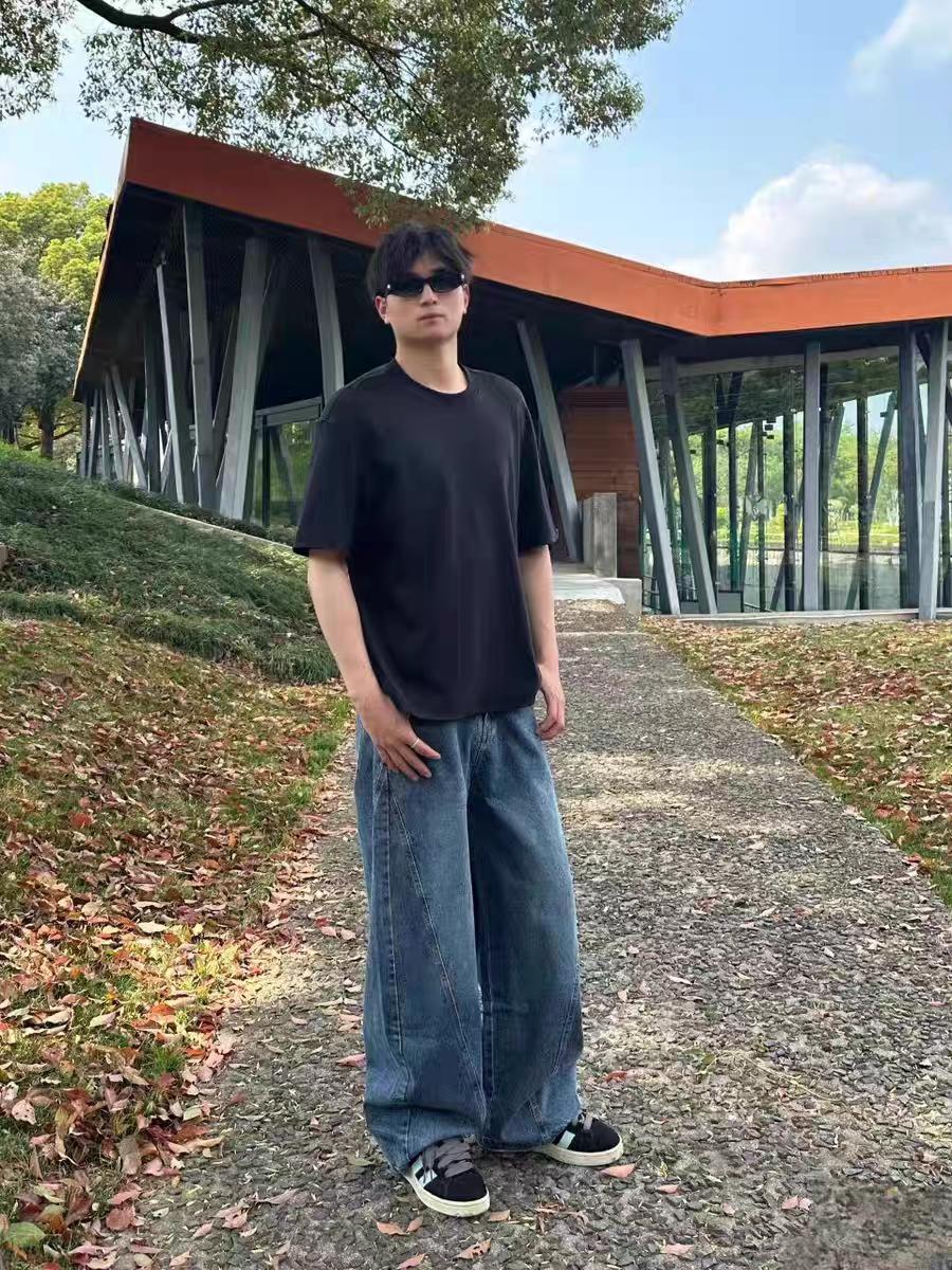 秋季新款弯刀牛仔裤。#牛仔裤穿搭 #美式弯刀牛仔裤 #男士牛仔裤推荐 #极简穿搭 #帅气穿搭