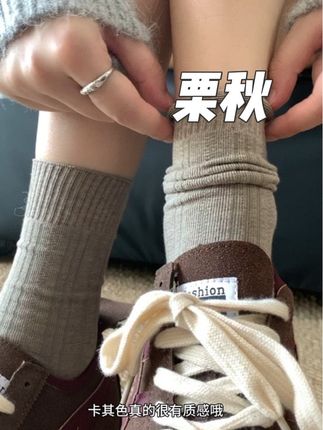 一直有好多宝宝在复购的款 和秋冬的适配度很高哦 柔软细腻的棉质感 透气性也很好 超级舒服的#秋冬穿搭 #琥珀流光 #棉袜 #ootd #老钱风