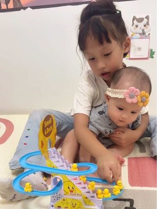 小鸭子爬楼梯太有趣了,孩子很喜欢玩呢,小二姐真棒👍都能帮我带妹妹了#姐妹相聚快乐时光 #越养越上头的人类幼崽