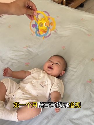 宝宝玩具不要买太多,0-6个月玩一个手抓球就够了!#宝宝玩具 #多功能 #手抓球 #爸爸带娃