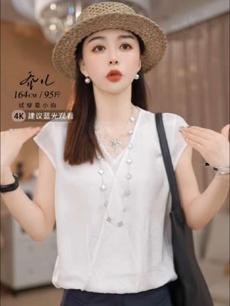 一件好的T恤,是衣橱里的“万能钥匙”。而这件轻奢醋酸T恤,更是把舒适与格调玩出了新花样。,简约利落的版型不挑身材,无论是搭配牛仔裤的休闲自在,还是配西装裤的通勤精致,甚至搭半身裙的温柔灵动,它都能完美hold住。#百搭单品 #醋酸面料 #高级感穿搭 #出游穿搭 #乔儿