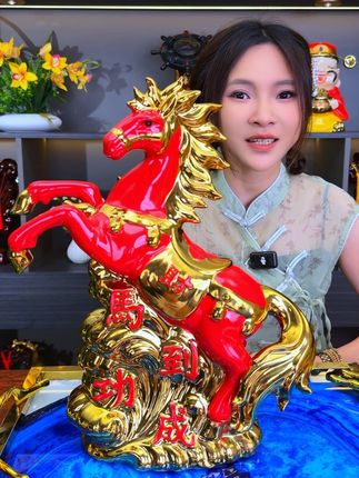 这款酒真的是太威武霸气了!瓶子刻画的是一匹奔驰的骏马,而且还是景德镇大师手工打造的高端陶瓷瓶,内装杏花村纯粮美酒,送礼自饮都非常划算!#好酒推荐 #景德镇陶瓷 #送礼佳品 #在抖音入手的好东西 #纯粮酿造