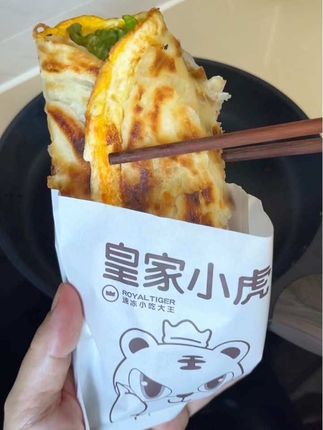 姐妹们,孩子上学早餐不知道吃什么的时候,试试这个几分钟就能出锅的鸡蛋手抓饼吧!外酥里嫩特别好吃哦!给家里囤上几包,嘴馋的时候也可以做来吃,简单做又好吃!#早餐吃什么#鸡蛋饼#皇家小虎#手抓饼#早餐饼