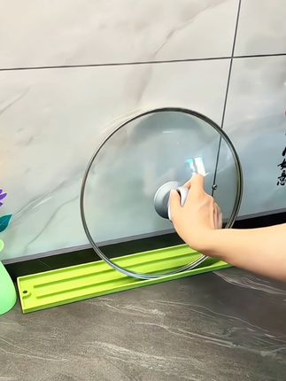 #窄缝锅盖收纳垫 厨房台面备一个这种窄缝锅盖收纳垫,做饭时锅铲锅盖收纳就方便多了,硅胶材质防滑好清理,放在水槽旁还能当沥水垫用#窄缝 锅盖收纳垫#厨房好物 #实用好物