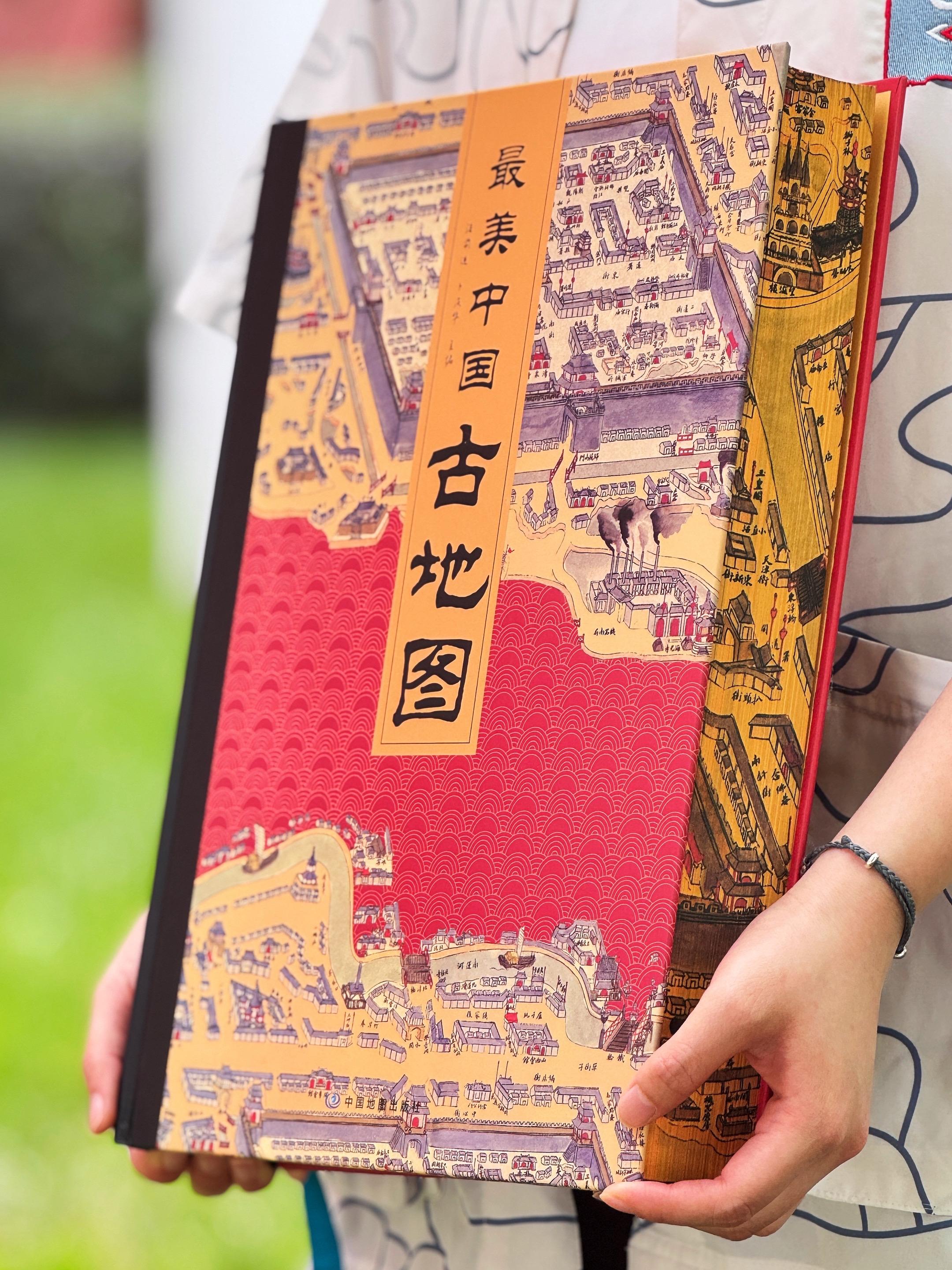 最美中国古地图!读了古地图,才能真正懂历史!因为地图是最直接的时空见证、最重要的历史工具。读历史,最重要的工具就是地图,因为,地图可以让我们在空间上建立坐标,以一种“上帝视角”去了解一个国家的文明发展史。在过去,如果我们想了解古代的地理风貌、天文景观,要么是去看那些分辨度很低、叠了好几层水印的网图,要么是购买大几千的大部头。而且,市面上的那些大部头古地图集都经过现代技术的处理,枯燥死板,主要是史地从业者在使用,有些疆域还会因为不好讲的原因,存在明显的错误,所以,如果我们想要近距离感受古地图的魅力,一定要去读原版原图!#古地图