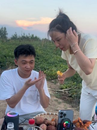 大网红哈喽先生的妹妹程三美和新艺小哥哥又来卖咱家蜜薯了,想吃的右下角小黄车!#蜜薯