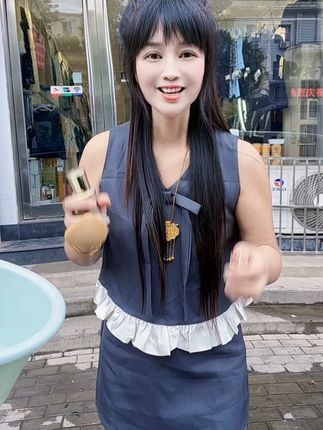 今天凉快在外面拍,在外面拍的清楚也看的清楚!滋润保湿不假白,防水防汗绝不脱妆!时髦精们出门脱妆尴尬的闭眼入,比大几百的还好用!