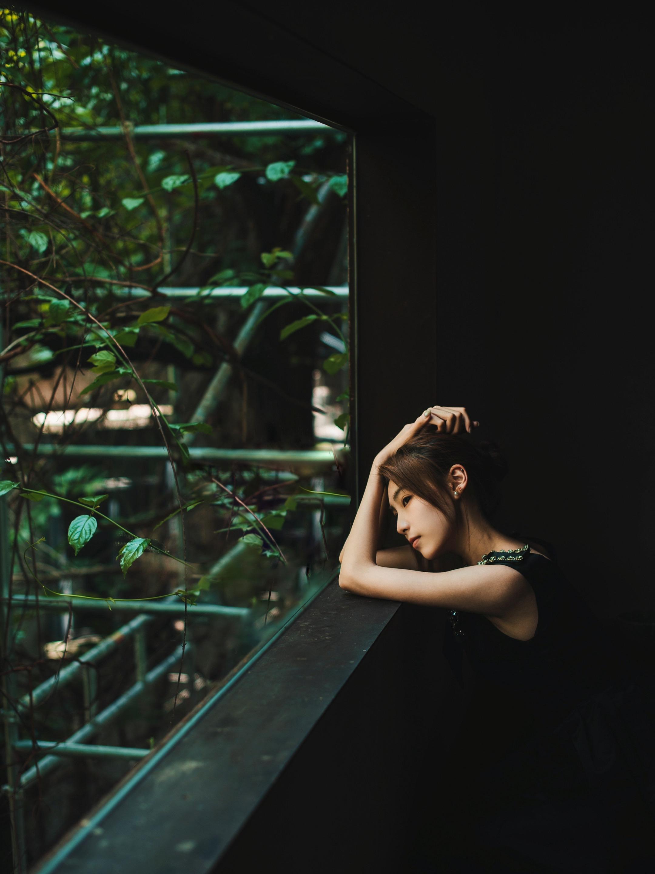 谁能懂我一眼眸中的温柔。回复 @夢.的评论 我想, 人生是可以慢半拍,再慢半拍的。 生命的钟表,不能一味地向前拨, 要习惯自己是生活的迟到者。 当生命的时钟有张有驰、 疾徐有致地行走的时候, 我们的日子,才会随着日升月落, 发出流水一样清脆的足音。 ——迟子建《也是冬天也是春天》 #摄影 #感觉至上 #fyp #ootd穿搭 #vlog日常