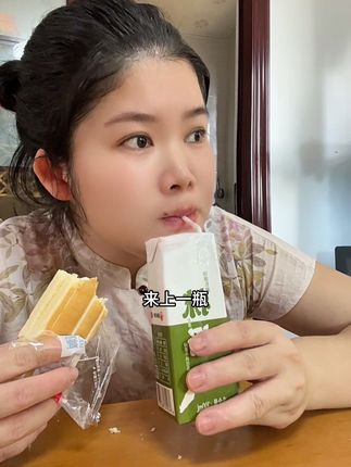 哇!我可太喜欢了,淡淡的绿茶香,早上配牛奶,夏季冷藏喝,配料干净,老人小孩都爱喝放心喝!#抹茶牛奶 #绿茶牛奶 #牛奶 #绿茶抹茶