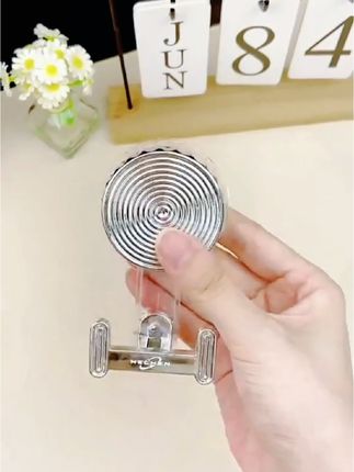 这个#吸盘挂钩! 不管是挂毛巾还是小物件,稳稳当当不掉落,浴室、厨房都能用!再也不用担心空间不够啦~ #旅行好物 #居家收纳#旋转挂钩 #免打孔挂钩