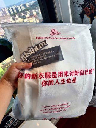 买到了入秋的第一件连帽卫衣,上身简约百搭,真的帅,双金属纽扣可调节,质感十足,重磅面料亲肤舒适,不易变形!#男生穿搭#卫衣 #连帽卫衣 #重磅卫衣 #秋季穿搭