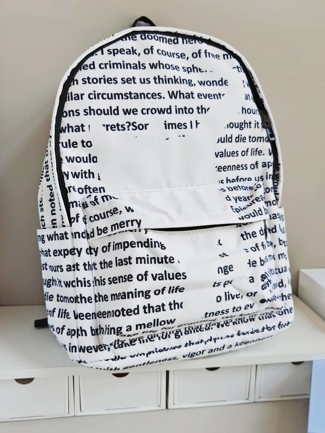 离谱!被这个三室一厅包包装到了。好喜欢我的漫画猫书包 轻便防水又能装~ 它是可以同时装进电脑+iPad+厚书本+雨伞水杯的 还有超多隔层,可以放零散的东西 包包外面也有拉链隔层 把需要随身拿的东西放进去~ 猫咪剪影也很可爱 新学期就用这个书包啦 #SOUNDBYTE #双肩包 #ootd穿搭 #双肩包推荐 #美包分享