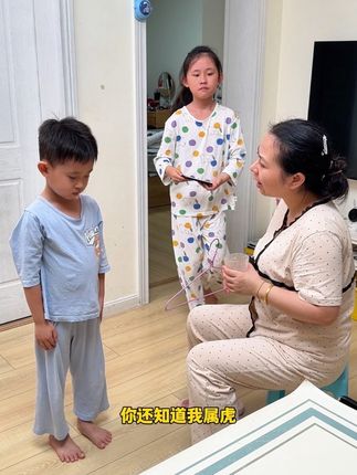亲亲在,妈妈想收拾弟弟还真没机会 #亲亲姐弟 #家庭日常