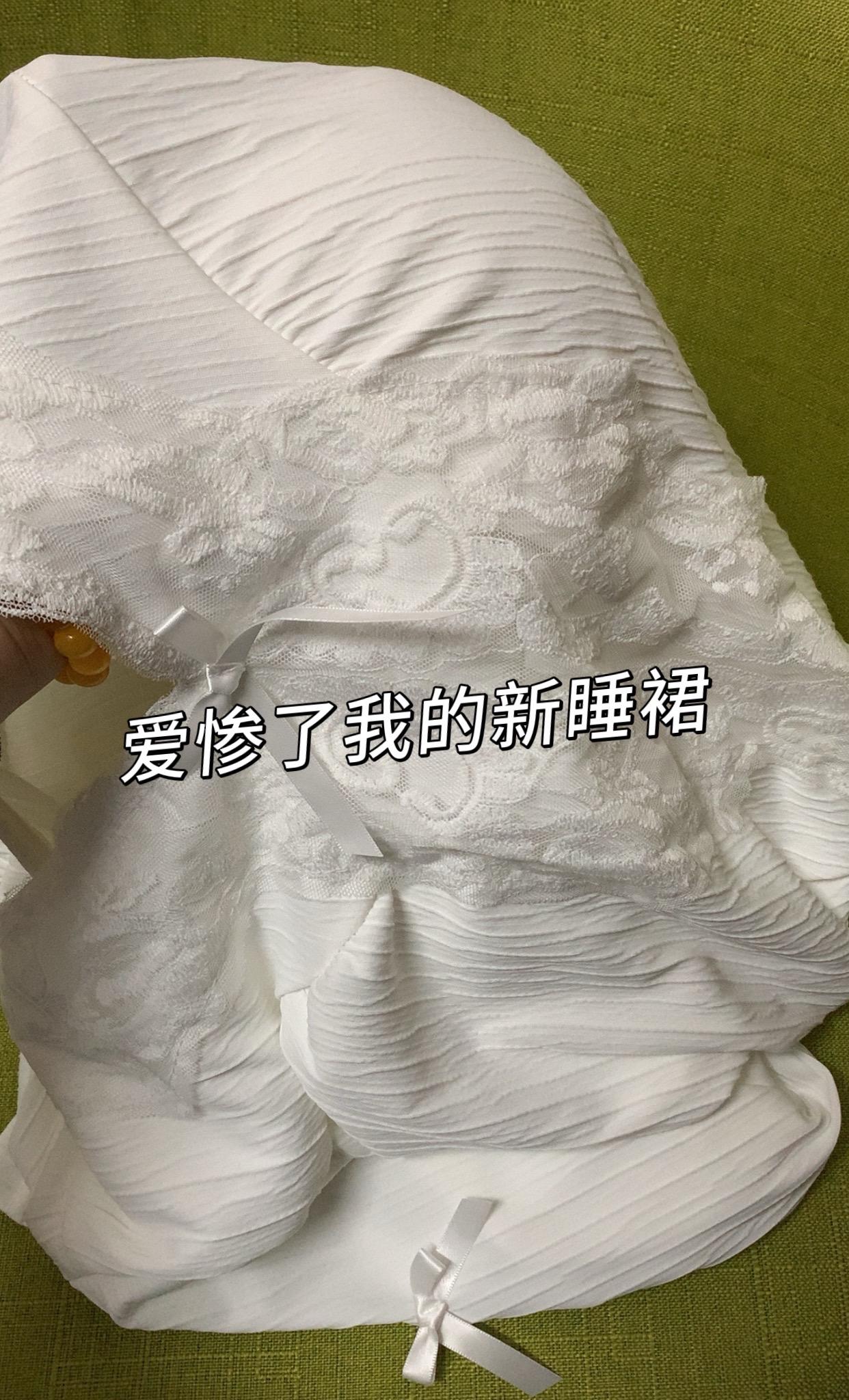 云朵般轻盈,久坐也不闷汗。长袖设计刚好适配微凉天气,自带胸垫免穿内衣,晨起活动更自在。 复古方领+公主风裙摆超显气质,温柔奶杏/樱花粉两色超衬肤色,细节满是少女感。既是舒适家居服,下楼取快递、闺蜜小聚也能穿,颜值与实穿度双在线,把法式浪漫穿进日常~#睡衣家居服 #面料柔软舒适 #纯欲天花板 #仙女必备 #在家也要美美哒