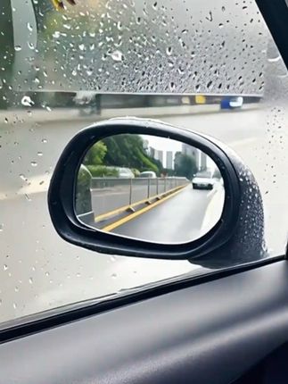 下雨天开车可以往后视镜上装上这个#后视镜防雨膜 视线清晰,行车安全#雨天出行 #汽车好物 #后视镜防雨小妙招 #雨天开车