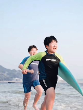 家里有小胖宝的,一定要安排这件海岛级别的防晒泳衣~#男童泳衣套装 #胖孩子泳衣 #清凉一夏 #海边度假 #温泉泳衣