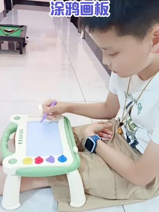 宝宝一岁后进入涂鸦期,墙上画的到处都是,爸爸入手了这款磁性画板,既能释放宝宝画画的天性,又不会弄脏手和墙面#儿童涂鸦画画 #儿童画板#母婴好物