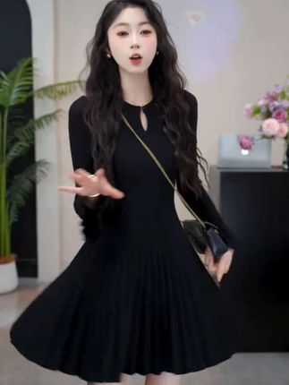 #减龄穿搭  #时髦精 #知性女人 #显瘦连衣裙 #谁穿谁好看系列 高弹喇叭袖百褶小黑裙秋冬镂空针织连衣裙收腰显瘦内搭打底大摆裙