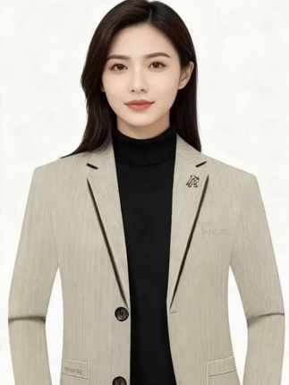 男士简约纯色春秋西服外套:轻装上阵的质感担当   春秋季穿搭,既要体面又需自在——这款男士纯色西服外套,恰好平衡温度与格调。精选薄款透气面料,柔软不闷汗,微风天穿不厚重,微凉时搭着也保暖,适配春秋多变天气。   经典简约版型不挑身材,利落线条悄悄修饰身形,平驳领显精神,单排一粒扣设计弱化正式感,日常穿不生硬。内搭白T是清爽休闲风,配衬衫系领带又能切换商务模式,通勤、约会、聚会都能hold住。   基础色系更显质感:深灰稳重大气,藏青显白提气场,浅卡其自带温柔感。没有多余装饰,靠面料质感和剪裁说话,让你不用费脑搭配,随手一套就是干净利落的型男模样,轻松拿捏春秋日常的精致感。#职场穿搭 #职业穿搭 #穿搭 #西装
