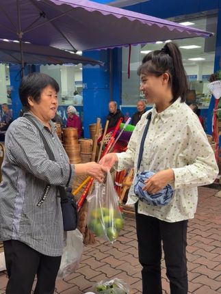 今天带300块上山摘了一些神秘果子进城摆摊,用真心对待每一位叔叔孃孃,她们也都用真情回馈于我#新农人计划2025 #我的农村生活#摆摊